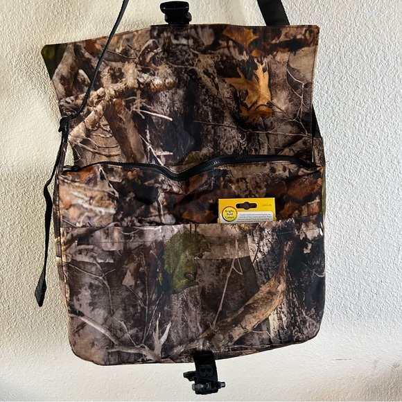 BAGGU Nylon Messenger Bag in Photo Forest - Picture 8 of 9